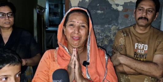 छत ढहने से मलबे तले दबा घरेलू सामान। संवाद छत ढहने से मलबे तले दबा घरेलू सामान। संवाद