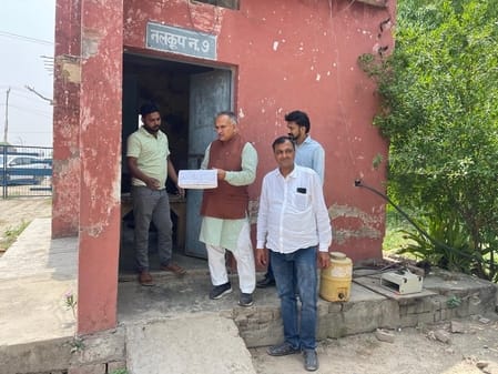 फोटो 11- सोनीपत के मुरथल स्थित जलघर के निरीक्षण के दौरान रिकॉर्ड रजिस्टर की जांच करते मेयर राजी फोटो 11- सोनीपत के मुरथल स्थित जलघर के निरीक्षण के दौरान रिकॉर्ड रजिस्टर की जांच करते मेयर राजी