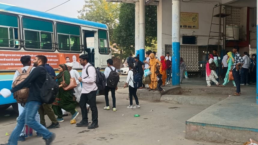 फोटो 22- सोनीपत बस अड्डे पर रोडवेज बस में सवार होने के लिए दौड़ते यात्री। संवाद