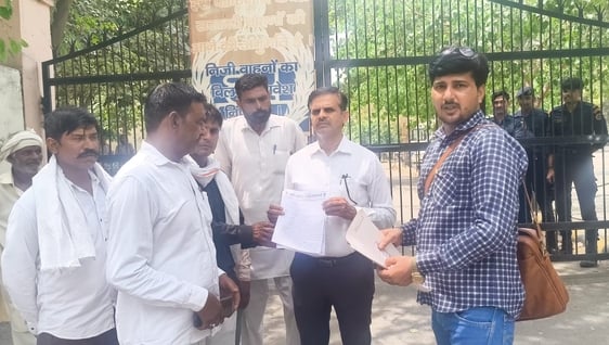 फोटो 24- सोनीपत के गोहाना रोड स्थित लघु सचिवालय के बाहर प्रदर्शन कर एसडीएम सुभाष चंद्र को ज्ञाप
