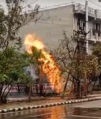 फोटो 28- सोनीपत के बड़ी औद्योगिक क्षेत्र में गैस पाइपलाइन से उठती आग की लपटे। संवाद