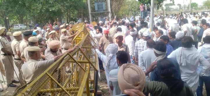 कुरुक्षेत्र। प्रदेश भर से जुटे हजारों कर्मचारियों को रोकने के लिए पुलिस ने इस तरह की थी बेरिकेड