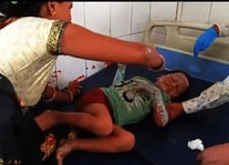कांट में गैस सिलिंडर से लगी आग से झुलसे वीरेंद्र  और उनका बेटा। संवाद