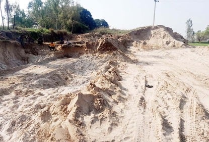 खुटार के गांव टाह खुर्द कलां के पास किया गया खनन। संवाद खुटार के गांव टाह खुर्द कलां के पास किया गया खनन। संवाद