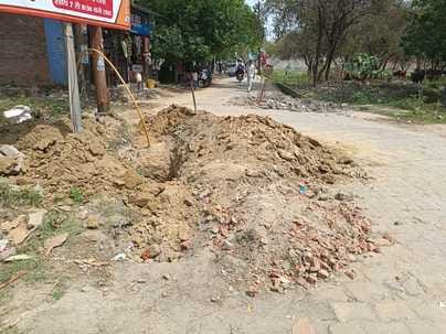 नौगवां चौराहे से रोडवेज बस अड्डा जाने वाले रास्ते पर आधी सड़क तक लगा मिट्टी का ढेर संवाद नौगवां चौराहे से रोडवेज बस अड्डा जाने वाले रास्ते पर आधी सड़क तक लगा मिट्टी का ढेर संवाद