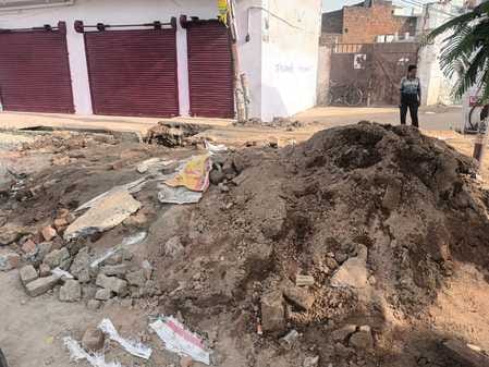 नौगवां चौराहे से रोडवेज बस अड्डा जाने वाले रास्ते पर आधी सड़क तक लगा मिट्टी का ढेर संवाद नौगवां चौराहे से रोडवेज बस अड्डा जाने वाले रास्ते पर आधी सड़क तक लगा मिट्टी का ढेर संवाद
