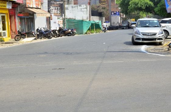 पुलिस लाइन रोड से छाता लगाकर गुजरती महिला। संवाद पुलिस लाइन रोड से छाता लगाकर गुजरती महिला। संवाद