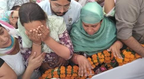 शहीद के पार्थिव शरीर से लिपटकर विलाप करते परिजनशहीद के पार्थिव शरीर से लिपटकर विलाप करतीं पत्नी शहीद के पार्थिव शरीर से लिपटकर विलाप करते परिजनशहीद के पार्थिव शरीर से लिपटकर विलाप करतीं पत्नी