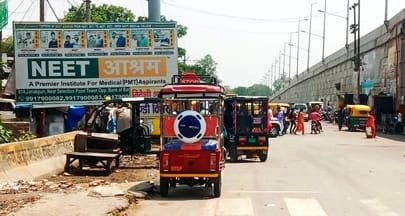 तिलहर में हाईवे किनारे लगे बैनर व होर्डिंग। संवाद तिलहर में हाईवे किनारे लगे बैनर व होर्डिंग। संवाद