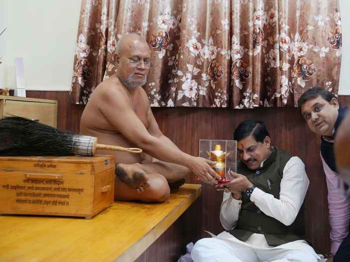 मुख्यमंत्री ने श्रमदान कर लगाई माँ शिप्रा में डुबकी। 