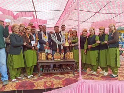 युवा कलाकार  विनेश जोशी के गानों पर झूमते चायल वासी। संवाद