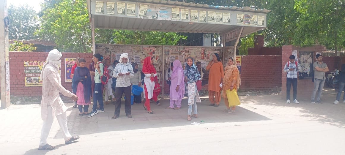 20जेएनडी17-बस स्टैंड परिसर में बैठे यात्री। संवाद