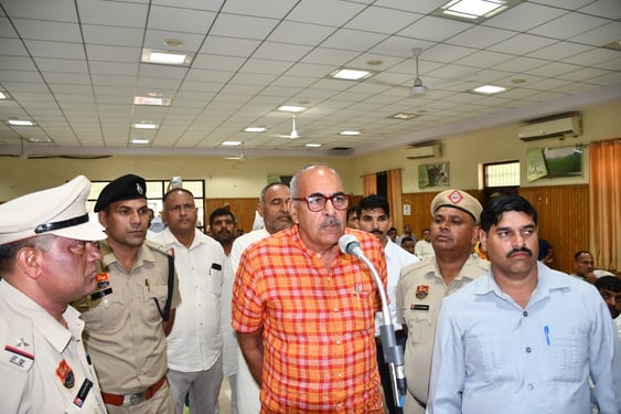 21सीटीके11...विकास भवन में सोमवार को परिवेदना समिति की बैठक में भाई की शिकायत के बाद अपना पक्ष