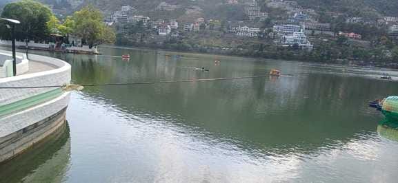 भीमताल झील का पानी मटमेला दिखाई देता हुआ। संवाद भीमताल झील का पानी मटमेला दिखाई देता हुआ। संवाद