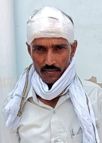 भावलखेड़ा के ग्राम चक परमाली में विवाद के बाद क्षतिग्रस्त बरातियों की कार। संवाद भावलखेड़ा के ग्राम चक परमाली में विवाद के बाद क्षतिग्रस्त बरातियों की कार। संवाद
