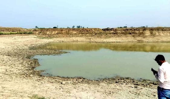बिनावर क्षेत्र में एक्सप्रेसवे निर्माण के लिए खोदे गए गड्ढे। संवाद