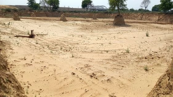 बिनावर क्षेत्र में एक्सप्रेसवे निर्माण के लिए खोदे गए गड्ढे। संवाद