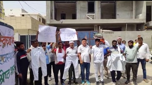फोटो 01- सोनीपत के सेक्टर-14 स्थित जिला शिक्षा अधिकारी कार्यालय पर निजी स्कूलों की मनमानी को ले