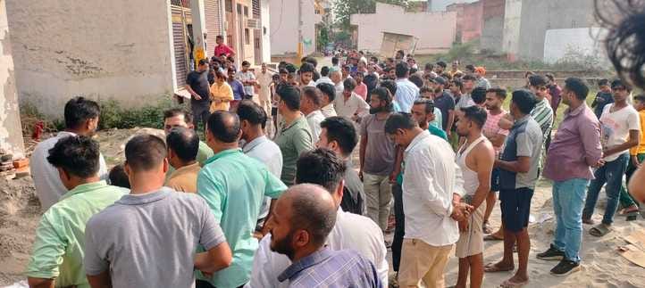 गढ़ रोड स्थित जय भीम नगर की फैक्ट्री में फटा गैस सिलेंडर आग में झूल से चार लोग मौके पर लगी भीड़