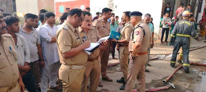 गढ़ रोड स्थित जय भीम नगर की फैक्ट्री में फटा गैस सिलेंडर आग में झूल से चार लोग मौके पर लगी भीड़