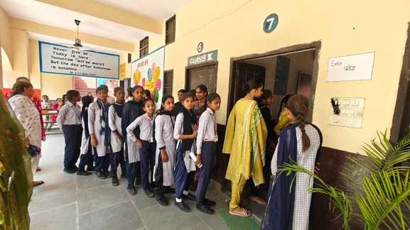 गांव बरसीन की बालिका पंचायत की नवनियुक्त बालिका सरपंच अस्तुति को प्रमाण पत्र सौंपते प्रमाण पत्र गांव बरसीन की बालिका पंचायत की नवनियुक्त बालिका सरपंच अस्तुति को प्रमाण पत्र सौंपते प्रमाण पत्र