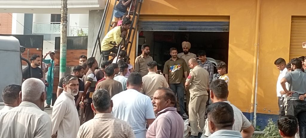गांव देओली में आग की चपेट में गेहूं की फसल।
