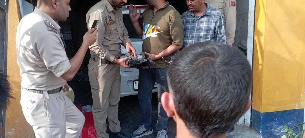 गांव देओली में आग की चपेट में गेहूं की फसल।
