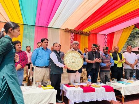 जिलास्तरीय आईटीआई की खेलकूद प्रतियोगिता के दौरान वॉलीबाल मैच के दौरान भिड़ते आईटीआई चंबा बनाम 