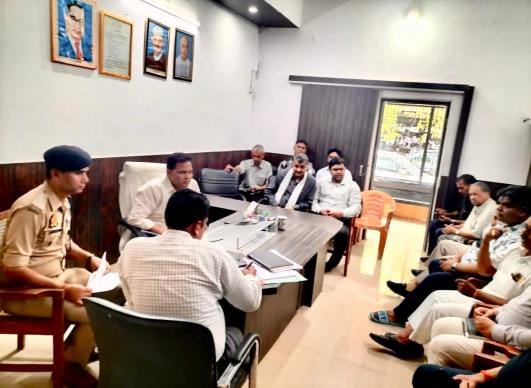 कांच फैक्टरी की मशीन में लगी आग को बुझाते फायरकर्मी। कांच फैक्टरी की मशीन में लगी आग को बुझाते फायरकर्मी।