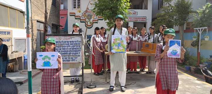 कुलाल विद्यालय में पृथ्वी दिवस के मौके पर पौधारोपण करते हुए स्कूली बच्चे व अन्य। जागरूक पाठक