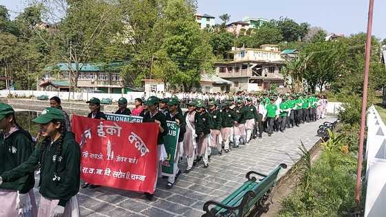 कुलाल विद्यालय में पृथ्वी दिवस के मौके पर पौधारोपण करते हुए स्कूली बच्चे व अन्य। जागरूक पाठक