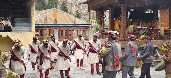 किन्नौर जिले के बटसेरी गांव में आयोजित बोल मेला के दौरान पारंपरिक भेषभूषा पहना कर तलवार नृत्य क
