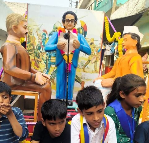 कस्बा रुदायन में निकाली गई आंबेडकर शोभायात्रा में शामिल झांकी। संवाद कस्बा रुदायन में निकाली गई आंबेडकर शोभायात्रा में शामिल झांकी। संवाद