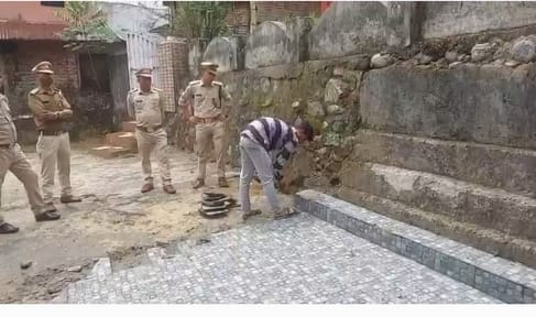 पालमपुर के बिंद्राबन में वन विभाग की अवैध कब्जे हटाते हुए। स्रोत: पाठक पालमपुर के बिंद्राबन में वन विभाग की अवैध कब्जे हटाते हुए। स्रोत: पाठक