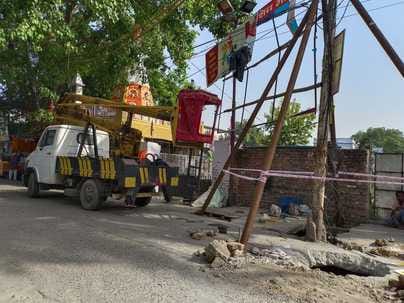 शहर के युवक संघ पुस्तकालय के पास पाइप लाइन सही करते कर्मचारी संवाद