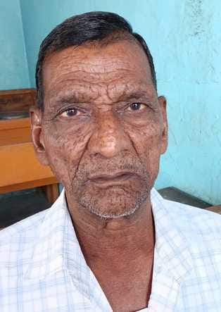 शहर के युवक संघ पुस्तकालय के पास पाइप लाइन सही करते कर्मचारी संवाद