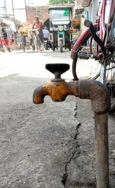 शहर के युवक संघ पुस्तकालय के पास पाइप लाइन सही करते कर्मचारी संवाद