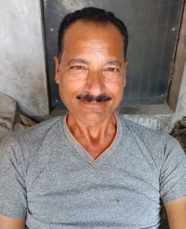 शहर के युवक संघ पुस्तकालय के पास पाइप लाइन सही करते कर्मचारी संवाद