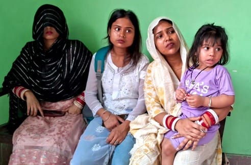 उझानी में रोडवेज बस की टक्कर से सड़क से उतरी गेहूं लदी ट्रैक्टर- ट्रॉली। संवाद
