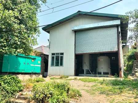 उपायुक्त चंबा से मिलते ऑक्सीजन प्लांट ऑपरेटर। -स्रोत: जागरूक पाठक