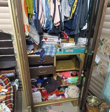 22जेएनडी07-मकान में चोरी की घटना के बाद बैड पर बिखरा पड़ा सामान। संवाद