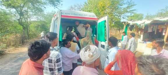 बंगरा. सड़क हादसे के दौरान मौजूद भीड़ एवं एम्बुलेंस बंगरा. सड़क हादसे के दौरान मौजूद भीड़ एवं एम्बुलेंस
