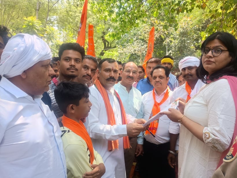 फोटो 04- सोनीपत के तिरंगा चौक पर सामाजिक व धार्मिक संस्थाओं के सदस्यों के साथ प्रदर्शन करते रक् फोटो 04- सोनीपत के तिरंगा चौक पर सामाजिक व धार्मिक संस्थाओं के सदस्यों के साथ प्रदर्शन करते रक्