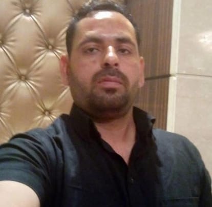 फोटो :10: सोनीपत के गांव रोहणा में युवक की हत्या के बाद घर के बाहर बैठे परिजन व ग्रामीण। संवाद