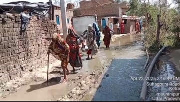 ग्राम सुहागपुरा में कीचड़युक्त सड़क पर निकलते स्कूली बच्चे व महिलाएं ग्राम सुहागपुरा में कीचड़युक्त सड़क पर निकलते स्कूली बच्चे व महिलाएं