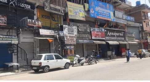 घुमारवीं में पहलगाम हमले के विरोध में रैली निकालते संवेदना संस्था के कार्यकर्ता और व्यापारी। सं