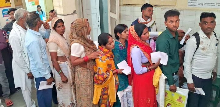 जिला अस्पताल की ओपीडी में मरीजों को देखते डॉक्टर। संवाद