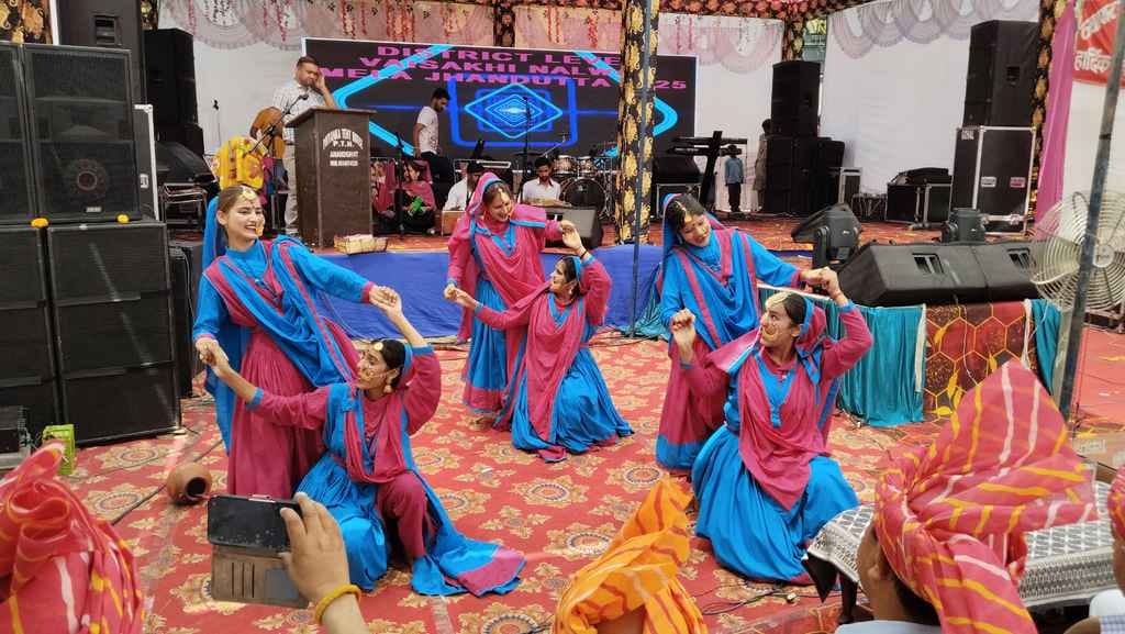 झंडूता में शुरू हुए बैसाखी नलवाड़ मेले के शुभारंभ अवसर पर खूंटा गाड़ते मुख्यातिथि। संवाद झंडूता में शुरू हुए बैसाखी नलवाड़ मेले के शुभारंभ अवसर पर खूंटा गाड़ते मुख्यातिथि। संवाद