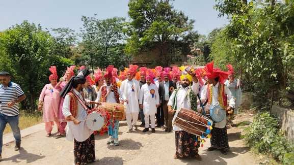 झंडूता में शुरू हुए बैसाखी नलवाड़ मेले के शुभारंभ अवसर पर खूंटा गाड़ते मुख्यातिथि। संवाद झंडूता में शुरू हुए बैसाखी नलवाड़ मेले के शुभारंभ अवसर पर खूंटा गाड़ते मुख्यातिथि। संवाद