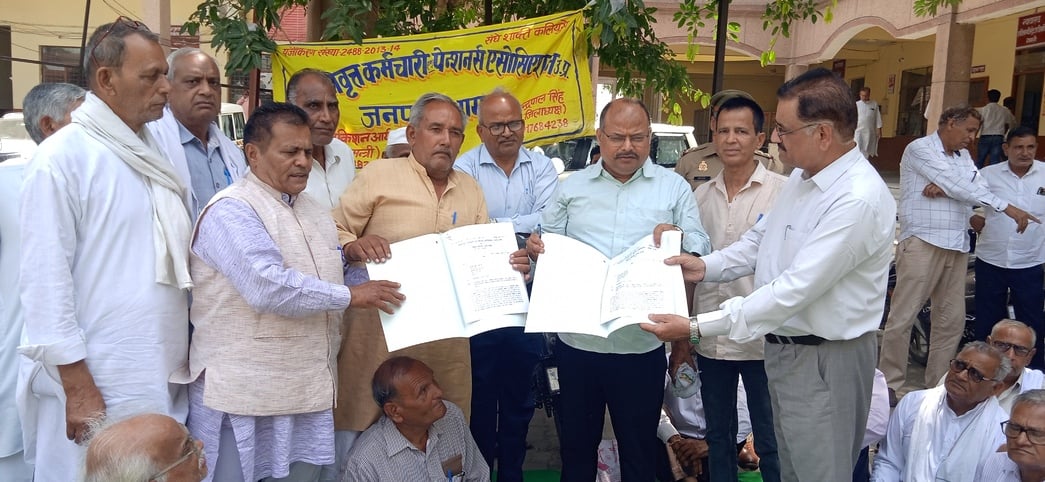 कलक्ट्रेट में धरने के दौरान विचार व्यक्त करते सेवानिवृत्त कर्मचारी। संवाद